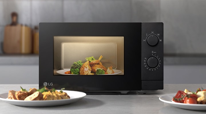 إضاءة LED ساطعة داخل ميكروويف LG تعرض الطعام بوضوح