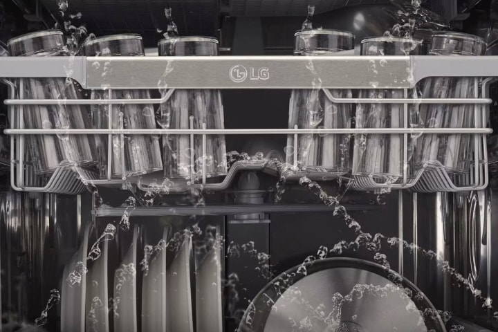 الجزء الداخلي من غسالة الأطباق LG يعرض الرفوف ومساحة التحميل