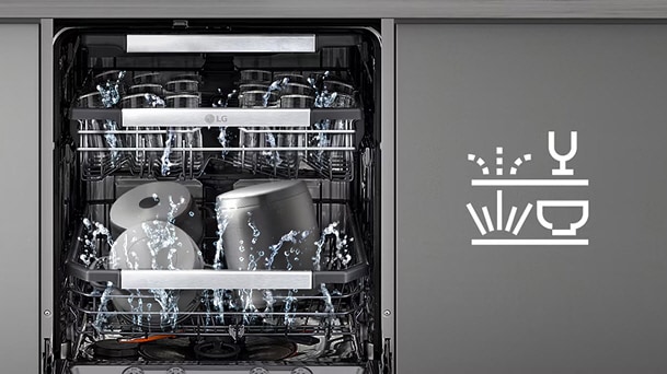 غسالة أطباق LG من الداخل وبها أطباق أثناء دورة الغسيل التي تعرض رذاذ الماء وأيقونة أداء QuadWash
