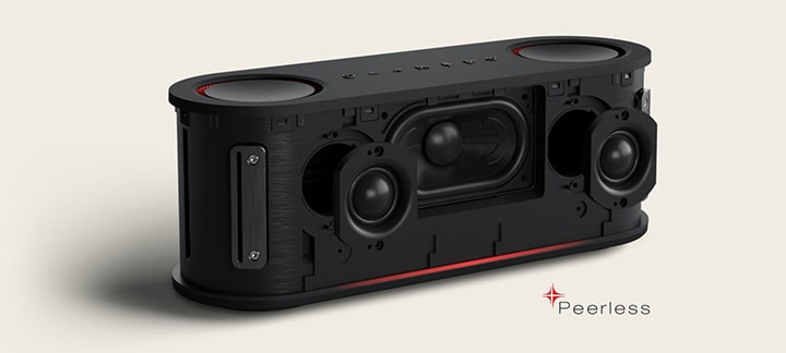 يُعرض التصميم الداخلي لجهاز xboom Bounce، مع إبراز مضخم الصوت والمكبرات التي على شكل قبة، بينما تهتز المكبرات بإيقاع متناغم نحو الأمام. يظهر شعار Peerless في الزاوية السفلية اليمنى.