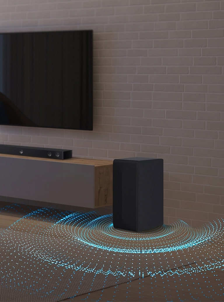 يظهر LG TV مُثبَّتًا على الحائط في غرفة المعيشة. يظهر LG Sound Bar SH7Q أسفل التلفزيون. يظهر مضخم صوت لاسلكي في الجانب الأيمن. تظهر رسوم أسفل مضخم الصوت تمثل الصوت وتُظهر أنه يتميز بصوت قوي.