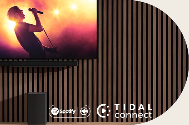 يتم وضع LG OLED C على الحائط، أسفل مكبر الصوت LG Soundbar SC9S من خلال حامل حصري. يتم وضع مكبر الصوت تحته. يعرض التلفزيون مشهدًا لحفلة موسيقية.