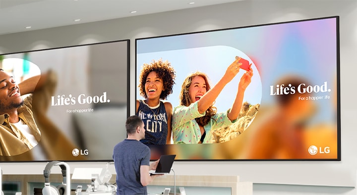 يتم تثبيت شاشتين كبيرتين من شاشات UH7N-M على جدار متجر الاتصالات. تتميز شاشة UH7N-M بسطوع عالٍ، مما يجعلها مرئية بوضوح حتى تحت الإضاءة الساطعة للمتجر.