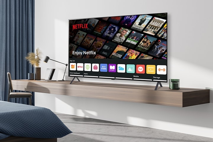 يتم عرض محتوى الفندق بما في ذلك تطبيق Netflix على شاشة التلفزيون داخل غرفة الفندق.