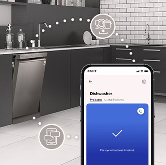 المطبخ من الداخل مع غسالة أطباق المستقلة مفتوحة جزئيًا وتطبيق LG ThinQ™ يعرض إشعار اكتمال الدورة.	