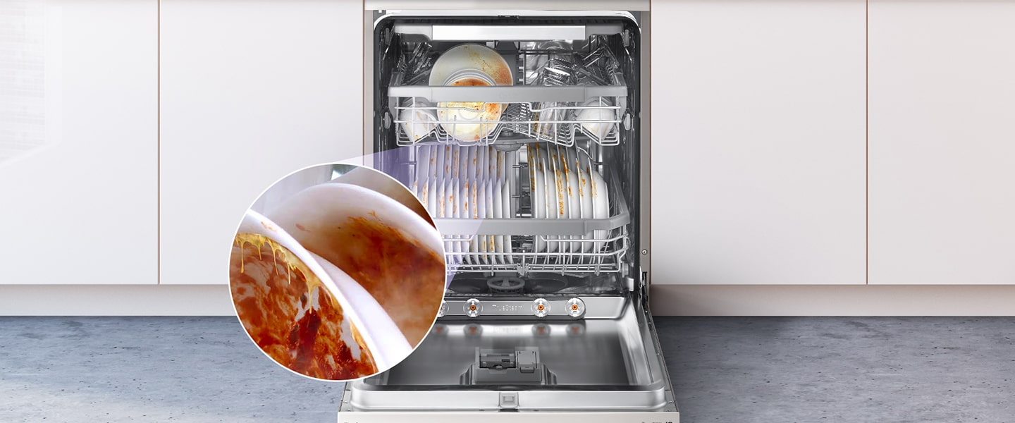 غسالة أطباق مدمجة مع فتح الباب بالكامل، مما يكشف عن الأطباق المتسخة بالداخل.	