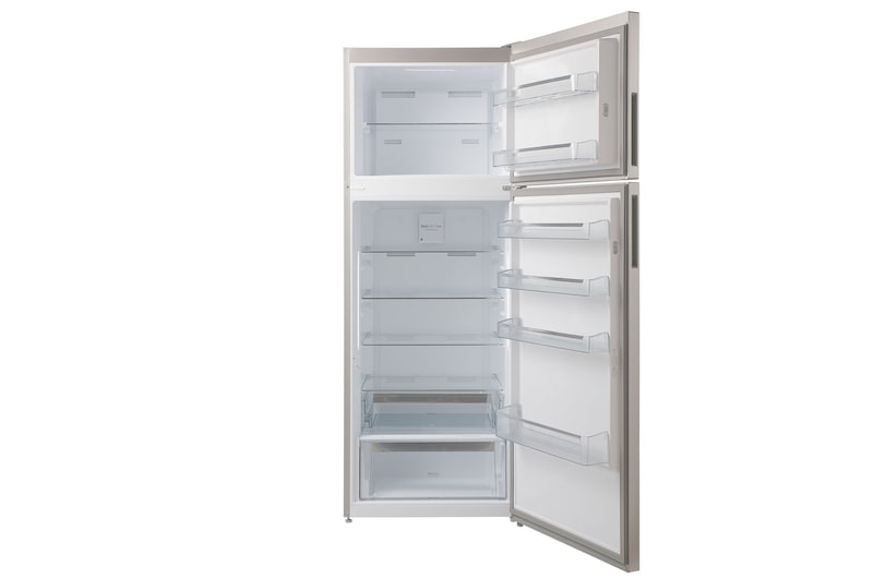 صورة داخلية تُوضِّح فتح أماكن التخزين في الثلاجة والمُجمِّد