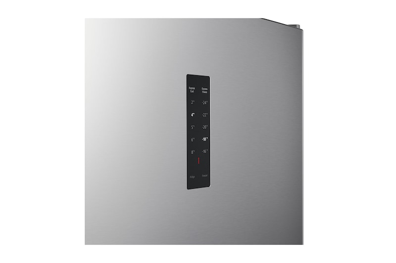 الثلاجة مفتوحة من اليمين، وتعرض الرفوف الداخلية البيضاء النظيفة