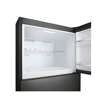 مساحة داخلية واسعة للثلاجة مع إضاءة LED وأرفف منظمة