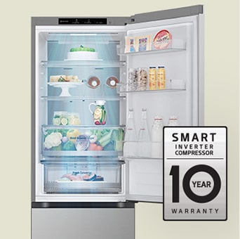 ثلاجة جديدة معبأة بالطعام مع باب مفتوح وملصق ضمان لمدة 10 سنوات على Smart Inverter Compressor.	