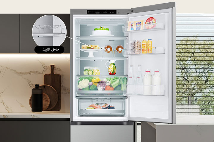 ثلاجة طازجة مملوءة بالطعام مع باب مفتوح يعرض حامل النبيذ ورف قابل للطي.	