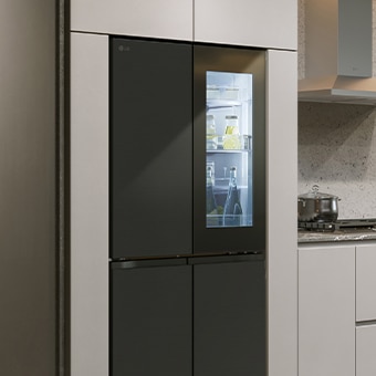 تصميم داخلي عصري للمطبخ مع ثلاجة InstaView.