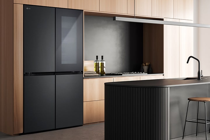 تصميم داخلي عصري للمطبخ مع ثلاجة InstaView.