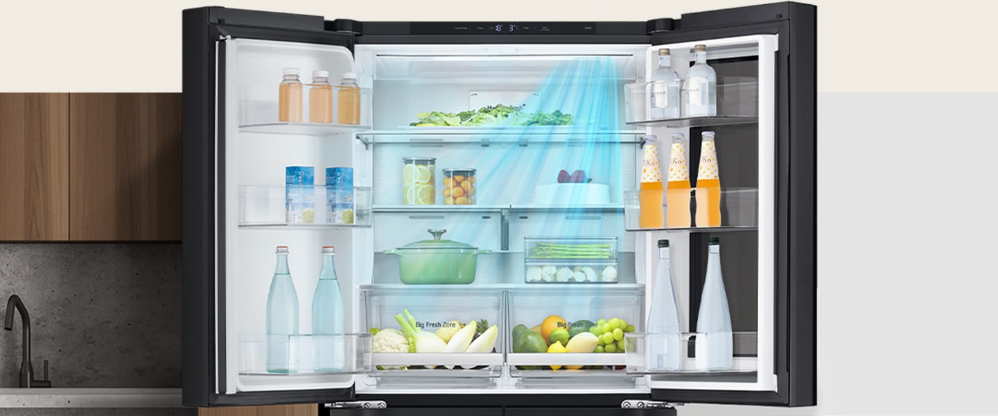 داخل الثلاجة المليئة بالمكونات، تظهر الأسهم الزرقاء، التي تعني البرودة، في الأسفل، وعلى كلا الجانبين، وعلى كامل الثلاجة.