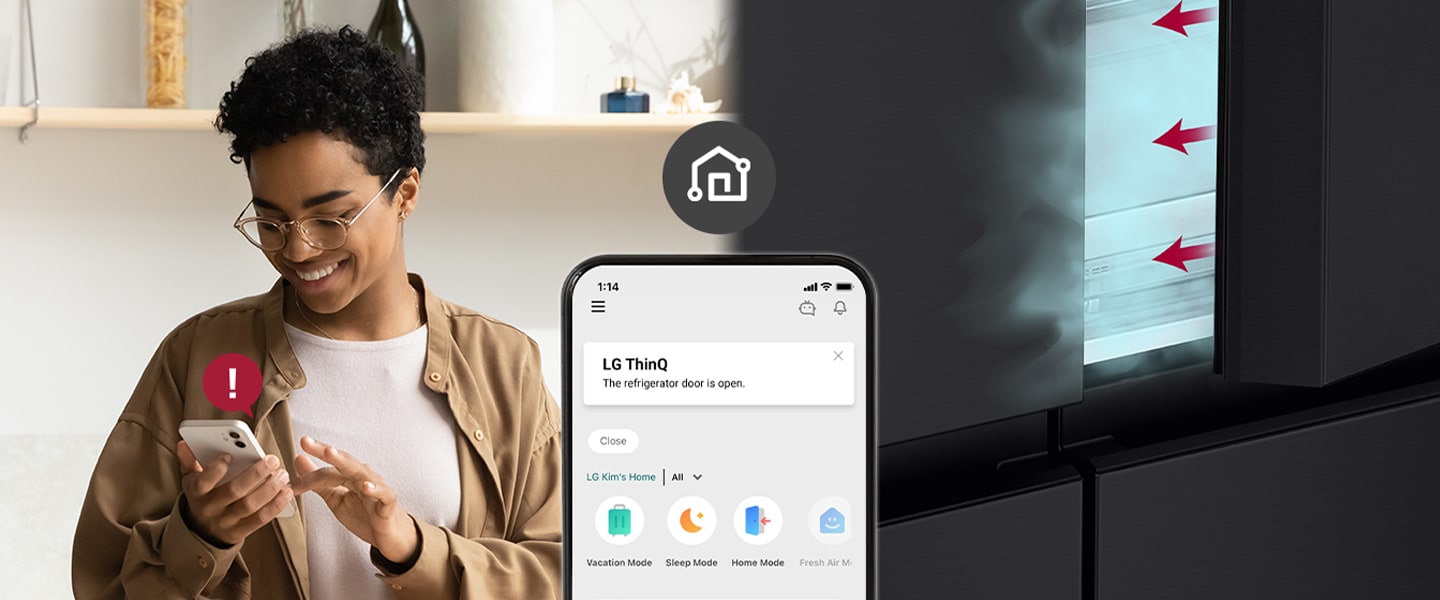 تنبيه من تطبيق LG ThinQ على الهاتف يوضح أن باب الثلاجة مفتوح مع أسهم حمراء تشير للباب.