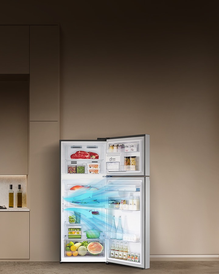 مطبخ عصري مع ثلاجة كبيرة مفتوحة مليئة بمواد طعام مختلفة تشرح كيفية عمل ميزة door cooling.