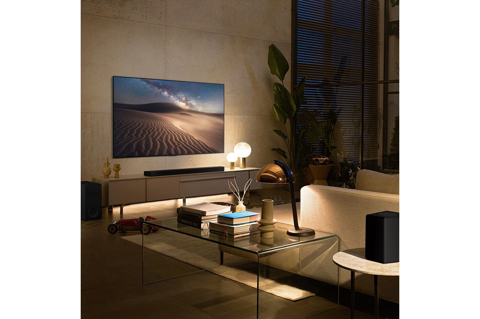 LG تلفاز LG OLED مقاس 65 بوصة من سلسلة G2، مع HDR (النطاق الديناميكي العالي) السينمائي بدقة 4K تصميم Gallery Design والمزوّد بإمكانية تعتيم البكسل بتقنية AI ThinQ للتلفزيون الذكي بنظام التشغيل WebOS, OLED65G26LA