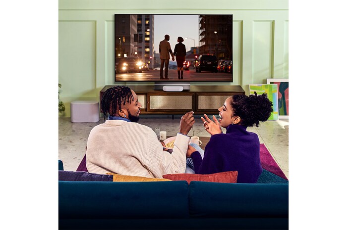 LG تلفاز LG OLED مقاس 65 بوصة من سلسلة G2، مع HDR (النطاق الديناميكي العالي) السينمائي بدقة 4K تصميم Gallery Design والمزوّد بإمكانية تعتيم البكسل بتقنية AI ThinQ للتلفزيون الذكي بنظام التشغيل WebOS, OLED65G26LA