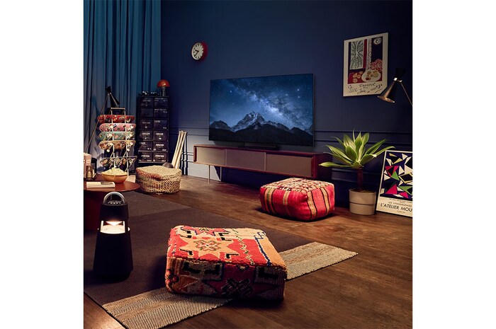 LG تلفاز LG OLED مقاس 65 بوصة من سلسلة G2، مع HDR (النطاق الديناميكي العالي) السينمائي بدقة 4K تصميم Gallery Design والمزوّد بإمكانية تعتيم البكسل بتقنية AI ThinQ للتلفزيون الذكي بنظام التشغيل WebOS, OLED65G26LA