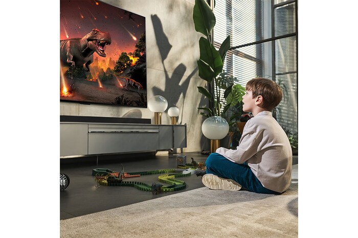 LG تلفاز LG OLED evo مقاس 77 بوصة من سلسلة C2، مع HDR (النطاق الديناميكي العالي) السينمائي بدقة 4K تصميم  سينمائى والمزوّد بإمكانية تعتيم البكسل بتقنية AI ThinQ للتلفزيون الذكي بنظام التشغيل WebOS, OLED77C26LA