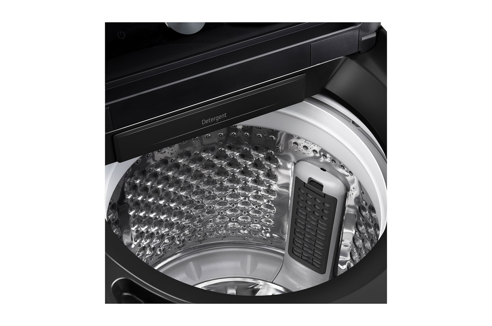 سيدة تقوم بتفريغ الغسيل من غسالة علوية التحميل، تتميز بخاصية EasyUnload™.