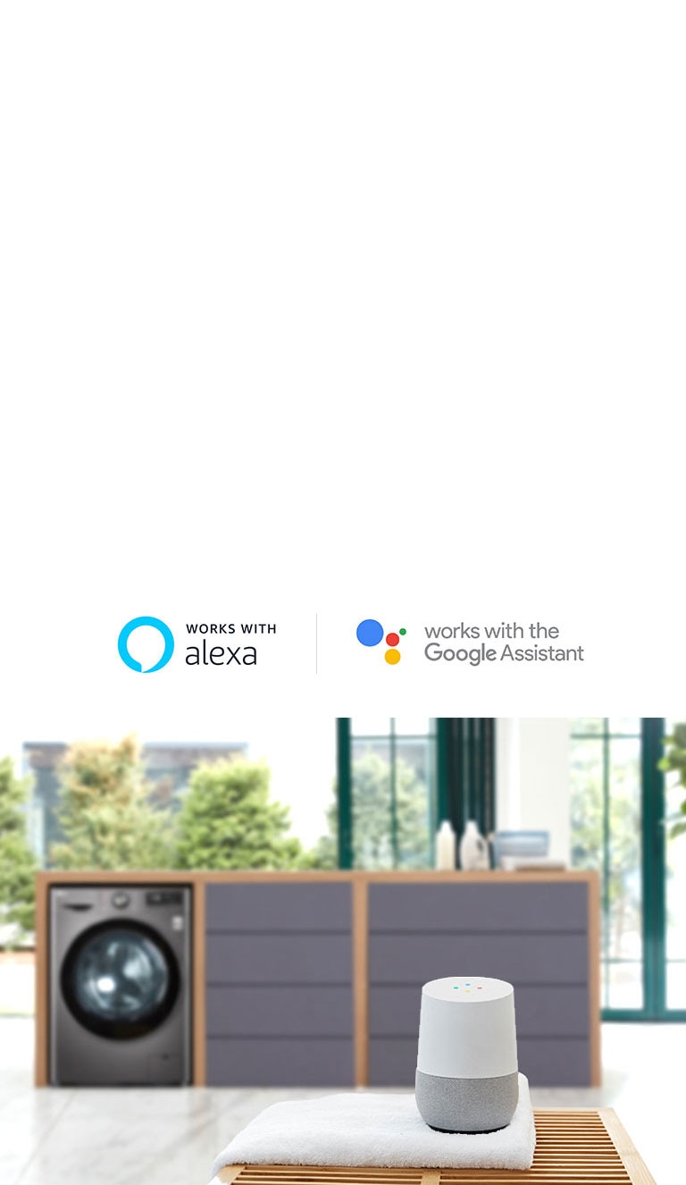 مساعد ذكي أبيض على طاولة أمام غسالة LG حديثة في غرفة مشرقة بشعارات Alexa وGoogle Assistant.