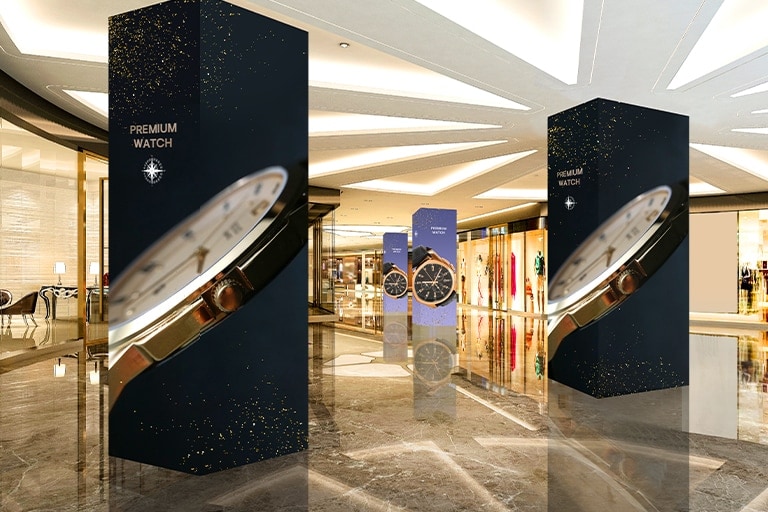 LEDs are installed on the entire surface of the square pillars in a shopping mall, displaying advertisements. The screens show a seamless and clear image even at the corners of the pillars.