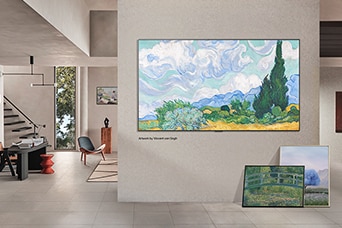 Interior de una sofisticada vivienda. Se exhiben numerosas obras de arte diferentes. En la pared central hay un LG TV con una popular obra de arte en la pantalla. El televisor parece un cuadro de museo.
