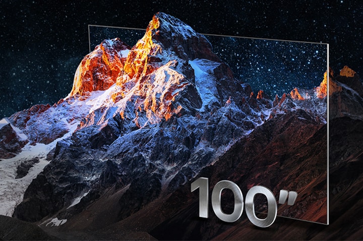 Cordillera con el marco de un televisor alrededor como forma creativa de resaltar el gran tamaño de la pantalla del televisor. Con la etiqueta 100 pulgadas.	