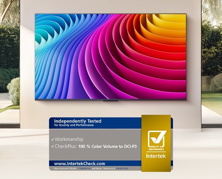 Televisor LG QNED evo montado en la pared. La imagen en pantalla muestra la expresión cromática más amplia de su solución Dynamic QNED Color. También es visible la certificación de Intertek para 100% Color Volume a DCI-P3.