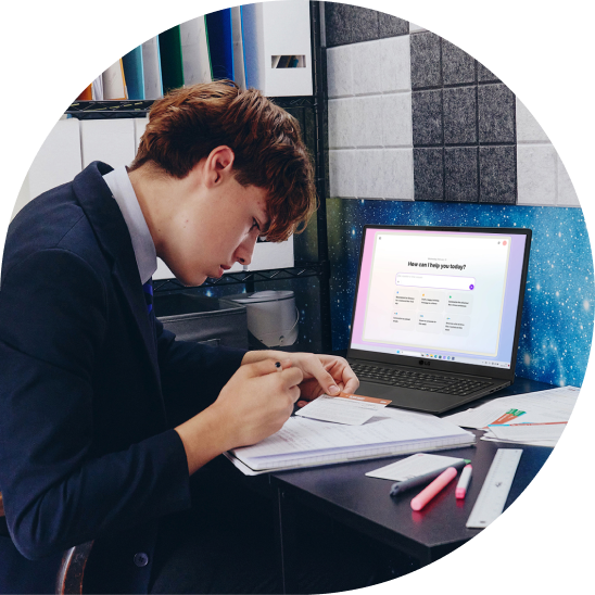 Estudiante estudiando en un escritorio con un portátil LG gram en su habitación.