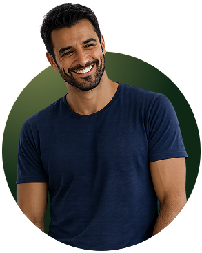 Hombre sonriente con camiseta azul marino.