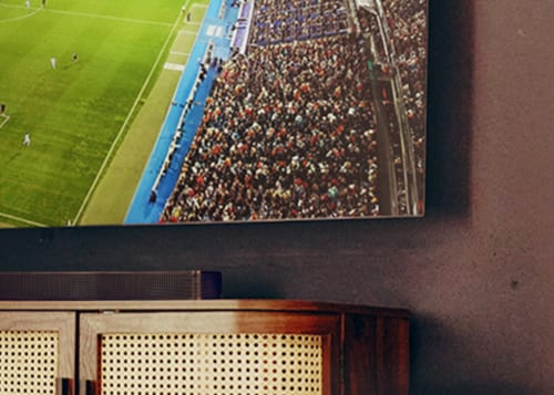 Vista superior de un televisor que muestra a la multitud en un estadio de fútbol
