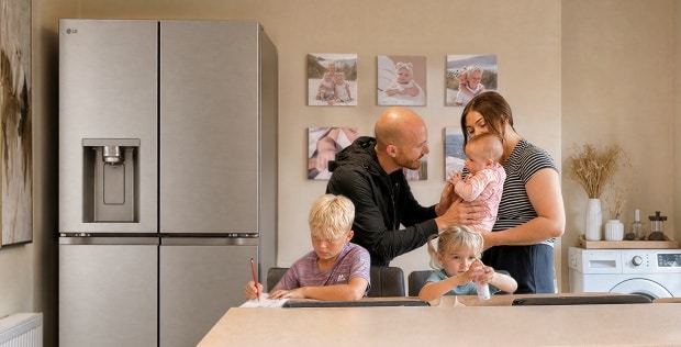 Una familia con tres niños pasa tiempo juntos en una cocina cálida y moderna.