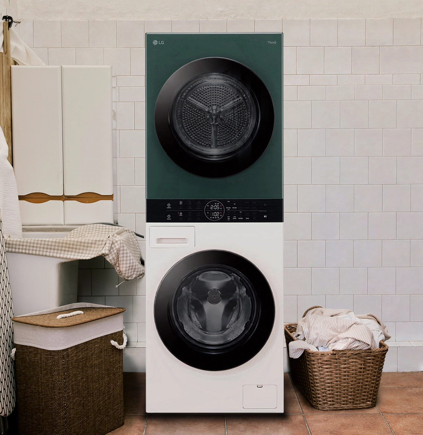 Primer plano de una LG WashTower, con lavadora y secadora apiladas, en un cuarto de lavado con azulejos, junto a un cesto de mimbre para la ropa.