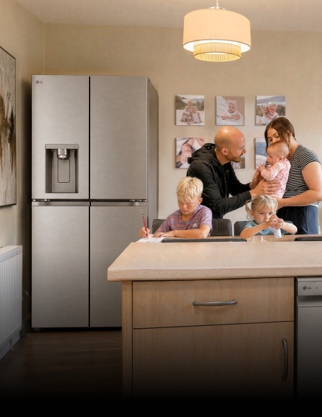 Una familia con tres niños pasa tiempo juntos en una cocina cálida y moderna.