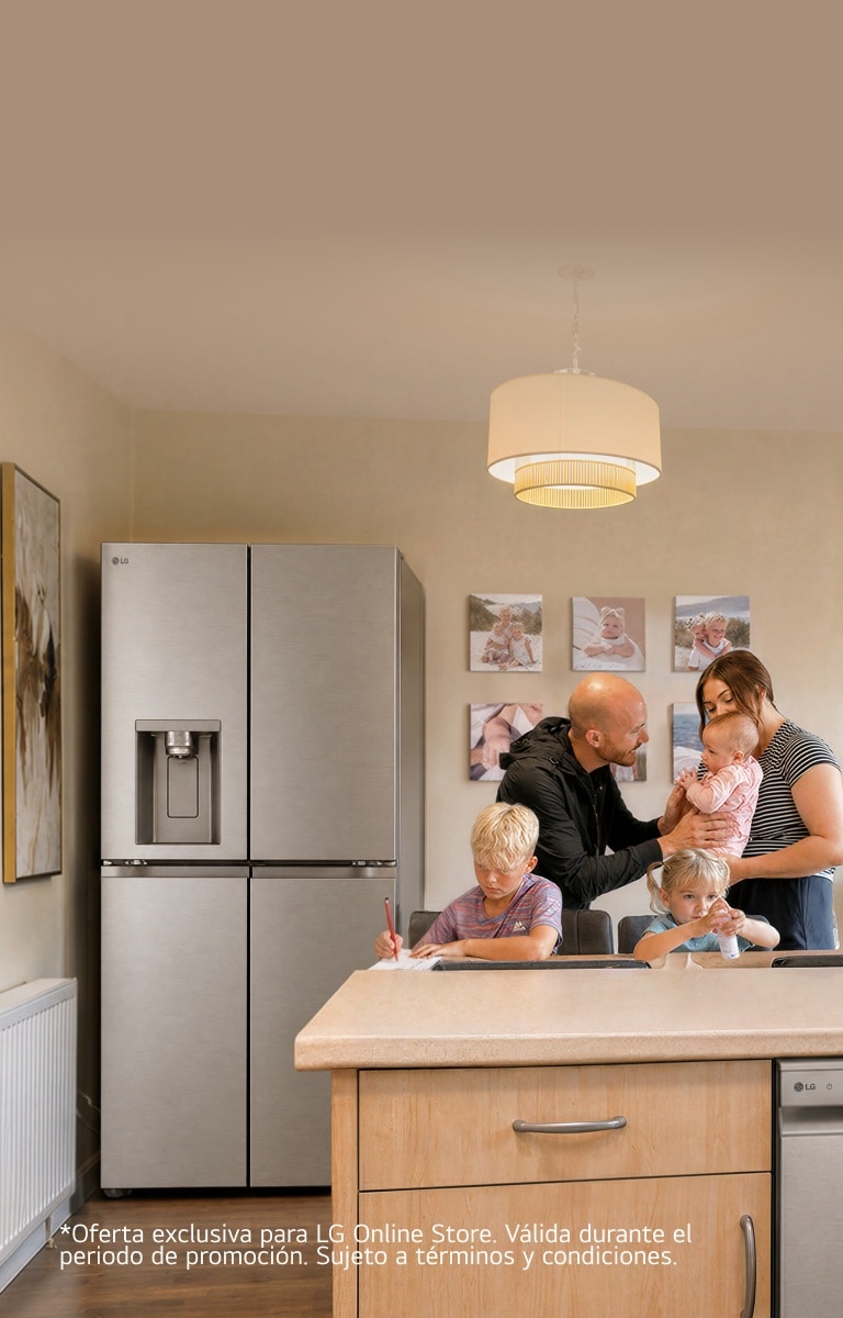 Una familia con tres niños pasa tiempo juntos en una cocina cálida y moderna.