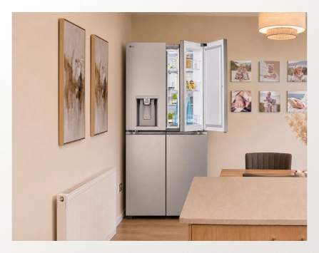 Un refrigerador LG abierto mostrado desde una amplia vista en un comedor moderno.