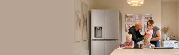 Fotografía de una familia feliz con niños en uniforme escolar y un estudiante estudiando frente a un monitor.