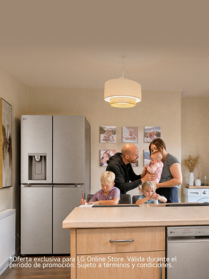 Una familia con tres niños pasa tiempo juntos en una cocina cálida y moderna.