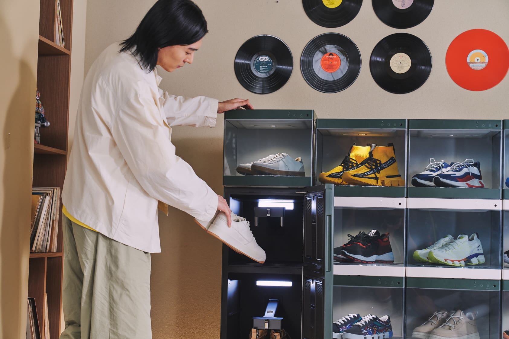 Imagen de una mujer ordenando zapatos en cajoneras