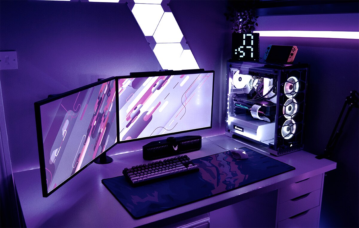 Imágen que muestra cómo queda el altavoz gaming LG UltraGear en una habitación gaming con luces moradas.