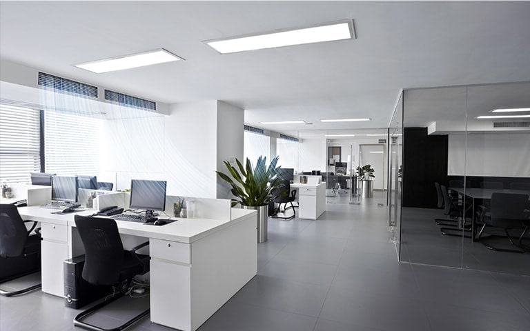 Imagen de un espacio de oficinas con el aire acondicionado encendido