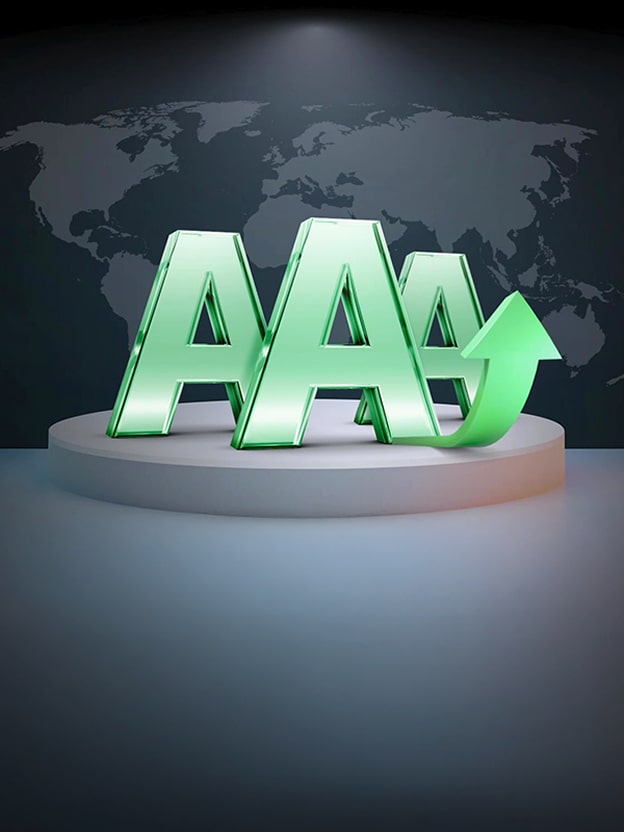 Texto 3D verde que muestra “AAA” destacado sobre un fondo con mapa del mundo, con una etiqueta energética de la UE a la izquierda.