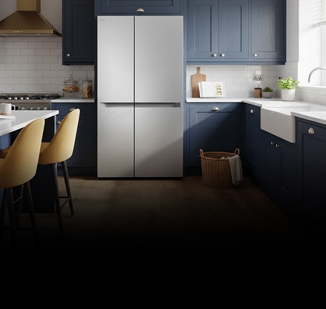 Frigorífico americano plateado de diseño minimalista instalado en una cocina.