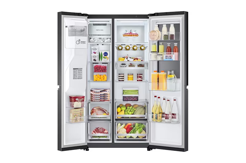 Un frigorífico side-by-side negro con la puerta abierta, que muestra estantes y cajones llenos de bebidas, productos lácteos, postres y verduras.