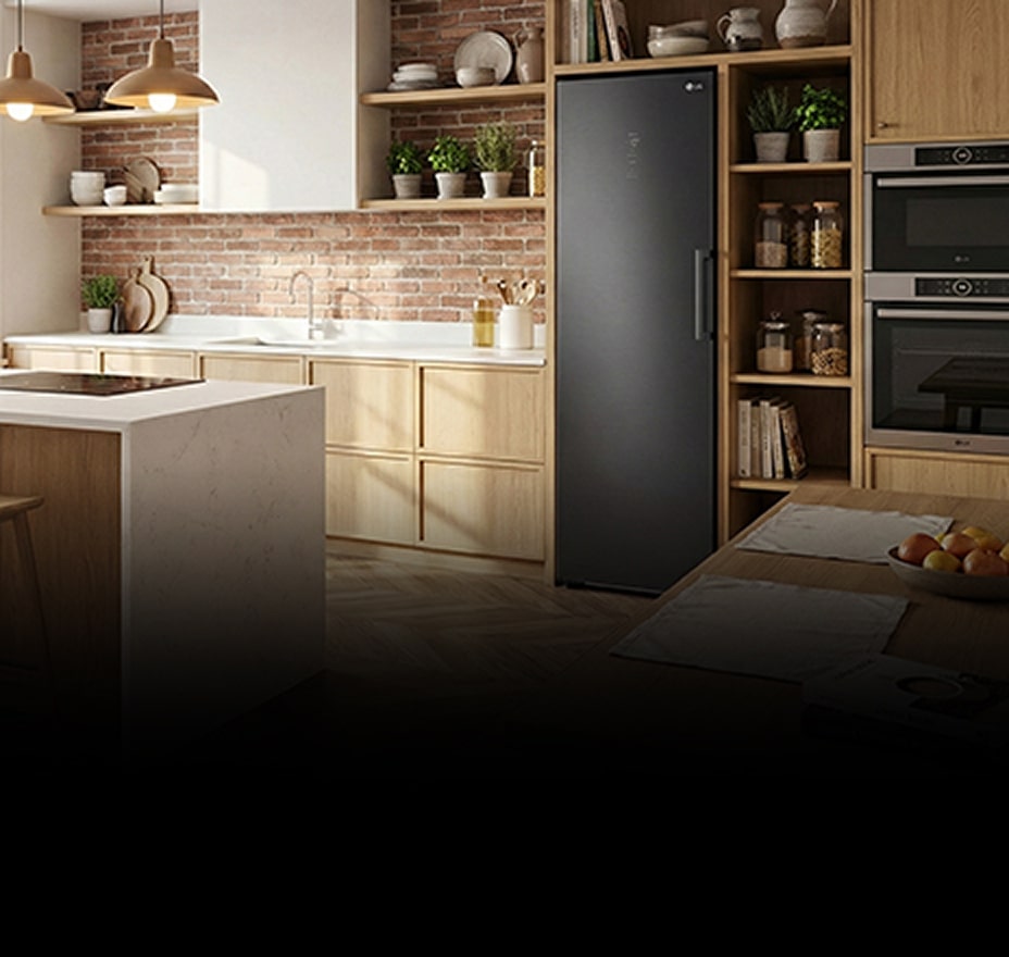Una cocina moderna con un frigorífico de una puerta y un congelador de una puerta instalados uno al lado del otro.