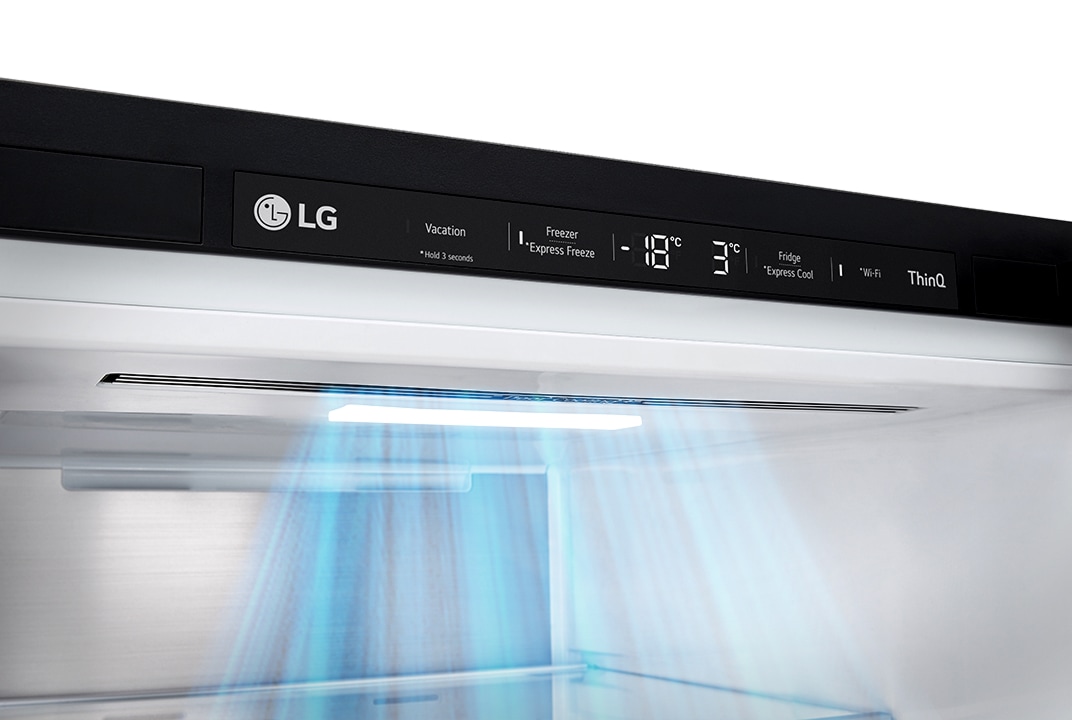 Interior del frigorífico LG con aire frío azul cayendo del panel superior ilustra DoorCooling+.