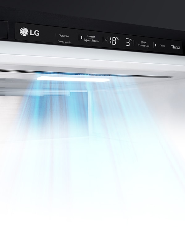 Interior del frigorífico LG con aire frío azul cayendo del panel superior ilustra DoorCooling+.