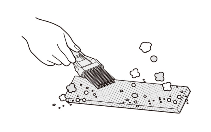 Usa un cepillo de limpieza para limpiar el filtro de esponja Si usas agua para limpiarlo, deja que seque completamente a la sombra antes de volver a montarlo